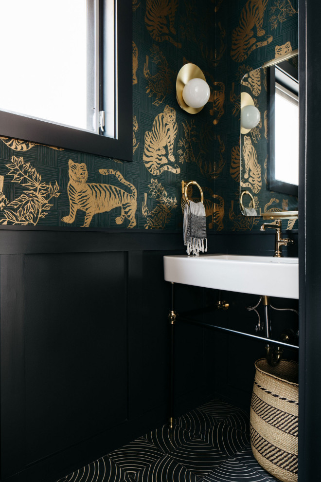 Klassische Gästetoilette mit schwarzer Wandfarbe, Porzellan-Bodenfliesen und Tapetenwänden in Chicago