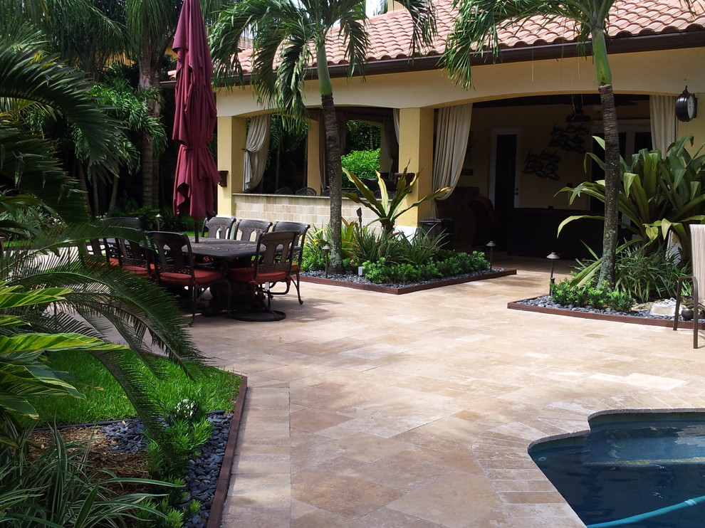 This is an example of a traditional patio in Miami.