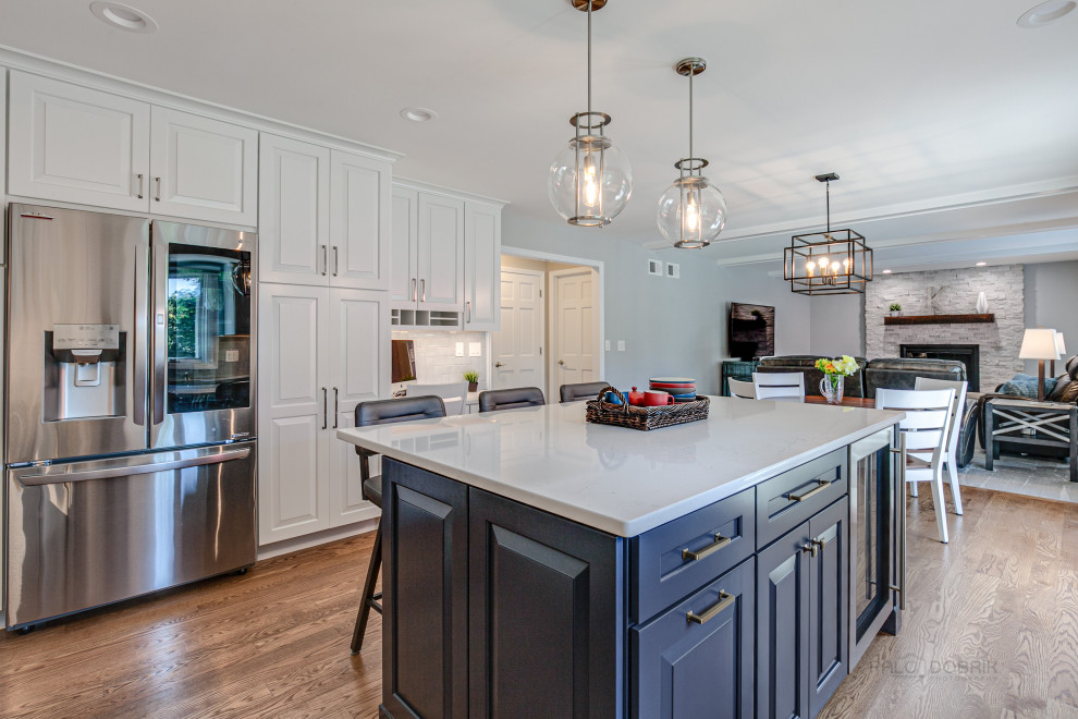 Transitional kitchen photo in Chicago