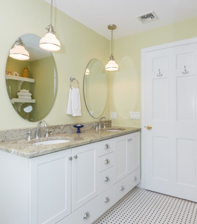 Example of a transitional bathroom design in Boston