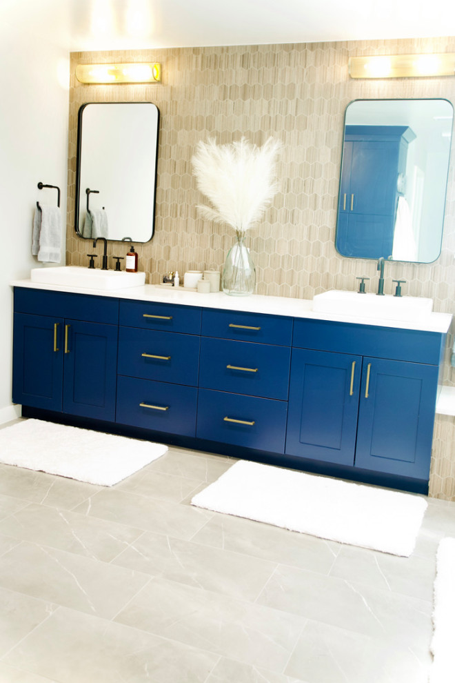 Пример оригинального дизайна: главная ванная комната в стиле кантри с фасадами в стиле шейкер, синими фасадами, отдельно стоящей ванной, угловым душем, коричневой плиткой, керамической плиткой, серыми стенами, полом из керамической плитки, столешницей из искусственного кварца, серым полом, душем с распашными дверями, белой столешницей, сиденьем для душа, тумбой под две раковины, встроенной тумбой и деревянным потолком