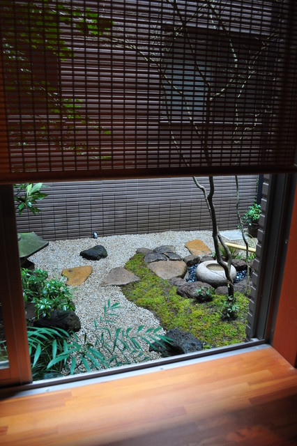 通り廊下より眺める坪庭 Asiatisch Garten Tokio Von 造園 庭造り専門店 新美園