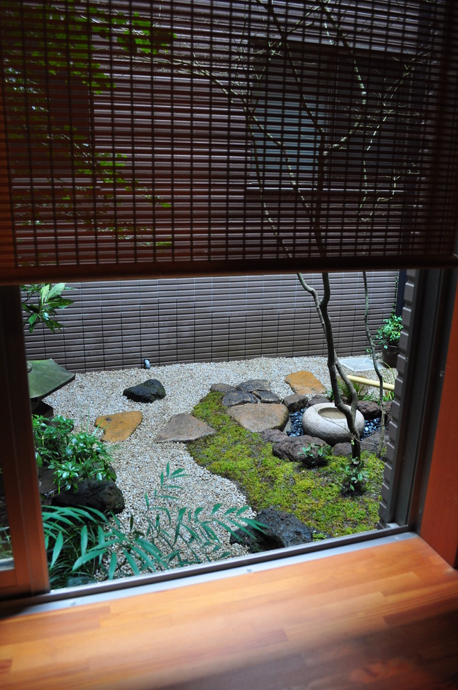 Photo of a small asian courtyard shaded garden for winter in Tokyo.