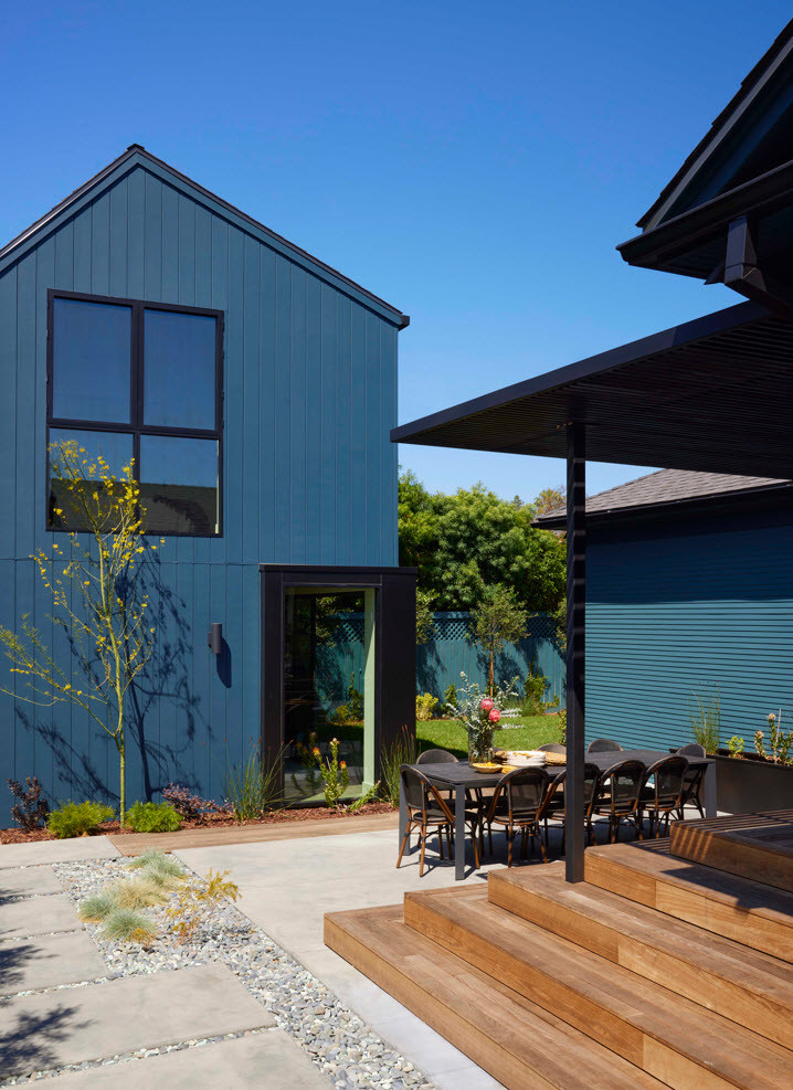 Kleines, Zweistöckiges Modernes Einfamilienhaus mit Mix-Fassade und blauer Fassadenfarbe in Los Angeles