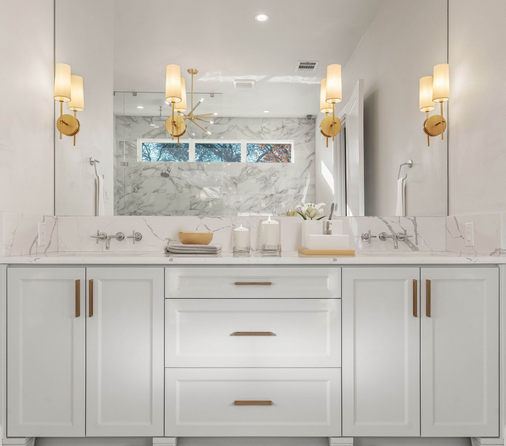 Пример оригинального дизайна: главная ванная комната среднего размера в стиле неоклассика (современная классика) с фасадами в стиле шейкер, белыми фасадами, отдельно стоящей ванной, открытым душем, разноцветной плиткой, керамогранитной плиткой, белыми стенами, полом из керамогранита, столешницей из искусственного кварца, разноцветным полом, открытым душем, белой столешницей, сиденьем для душа, тумбой под две раковины и встроенной тумбой