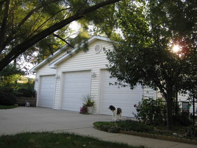 Photo of a traditional shed and granny flat in Cedar Rapids.