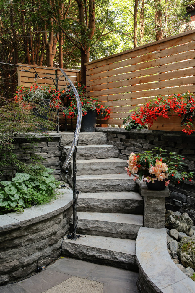 Kleiner, Schattiger Klassischer Garten im Innenhof mit Hochbeet, Natursteinplatten und Holzzaun in Toronto