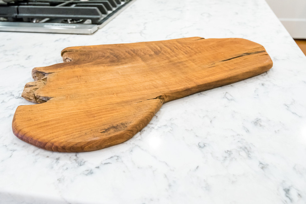 Inspiration for a transitional medium tone wood floor kitchen remodel in Richmond with a single-bowl sink, shaker cabinets, white cabinets, quartzite countertops, stainless steel appliances and a peninsula