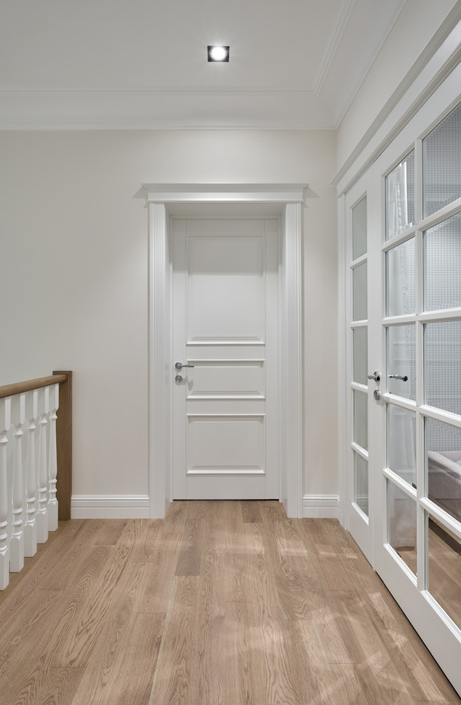 Белый Леон в светлом интерьере