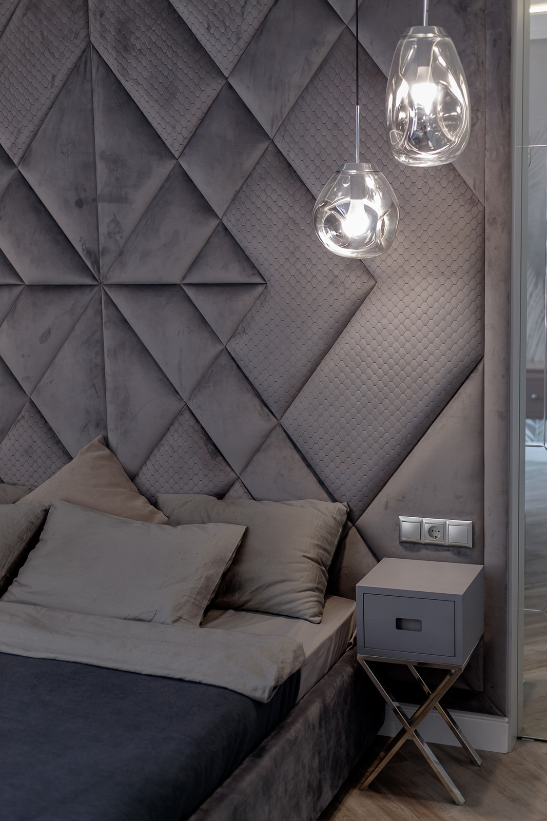 Реализация спальни "Современная классика" в серых тонах