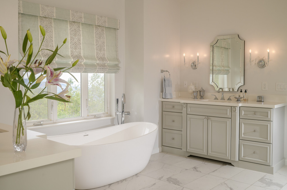 Idéer för ett mycket stort klassiskt vit en-suite badrum, med luckor med upphöjd panel, grå skåp, ett fristående badkar, en öppen dusch, flerfärgad kakel, porslinskakel, grå väggar, mosaikgolv, ett undermonterad handfat, bänkskiva i kvarts, flerfärgat golv och med dusch som är öppen