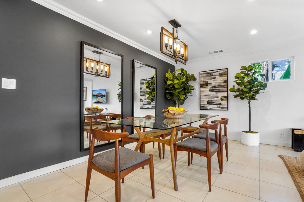 Idee per una piccola sala da pranzo aperta verso il soggiorno design con pareti nere, pavimento in gres porcellanato e pavimento beige
