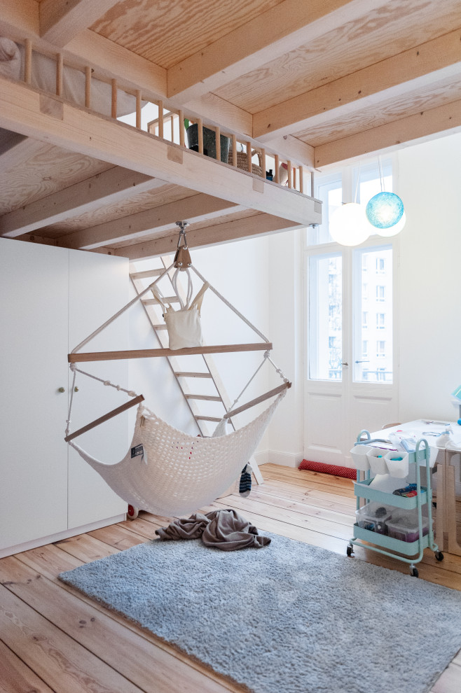 Foto de dormitorio infantil contemporáneo de tamaño medio con paredes blancas, suelo de madera pintada y suelo marrón