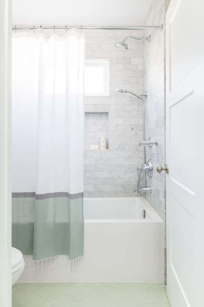 Immagine di una piccola stanza da bagno stile marinaro con piastrelle in ceramica, pavimento con piastrelle in ceramica e pavimento verde