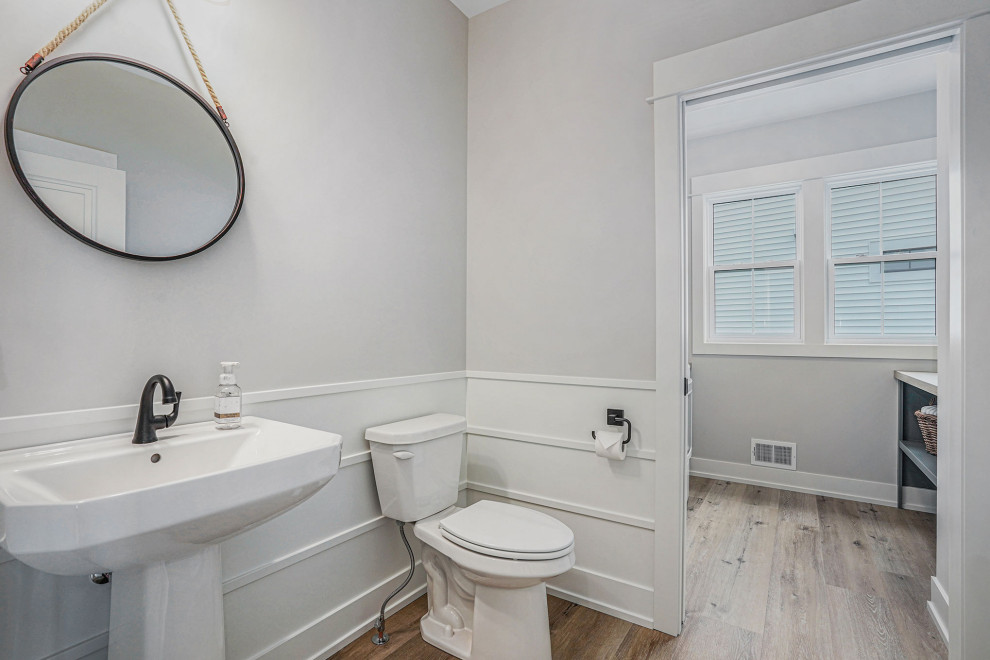Inspiration för klassiska toaletter, med en toalettstol med separat cisternkåpa, grå väggar, vinylgolv, ett piedestal handfat och grått golv