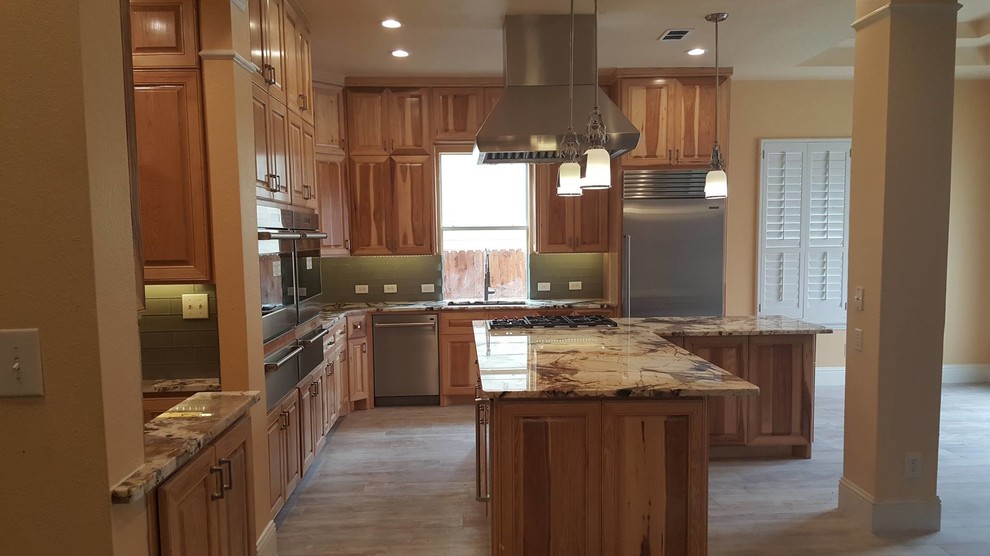 Kitchen - traditional kitchen idea in Dallas