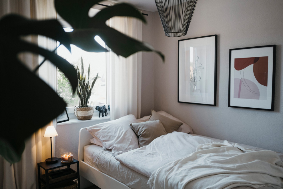 Kleines Nordisches Hauptschlafzimmer mit beiger Wandfarbe, Laminat und grauem Boden in Hannover