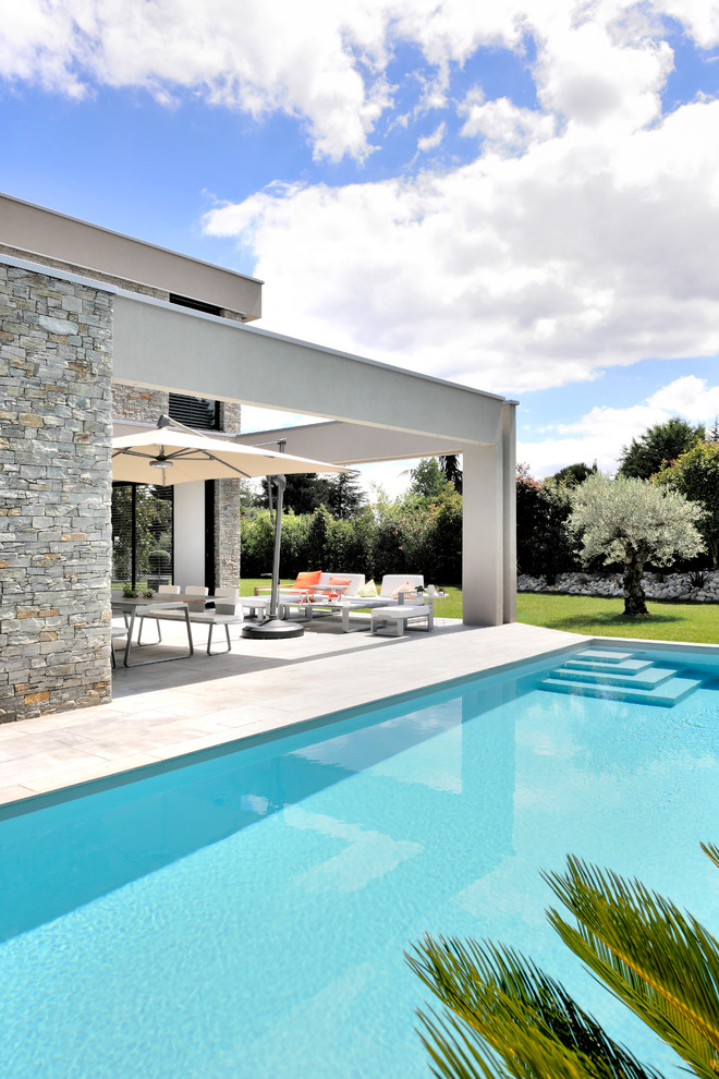 Idée de décoration pour une piscine design.