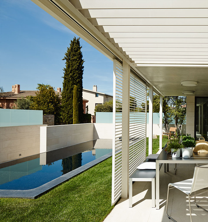 This is an example of a contemporary garden in Barcelona.