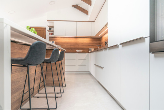 R&eacute;novation Cuisine blanche et bois moderne scandinavian-kitchen