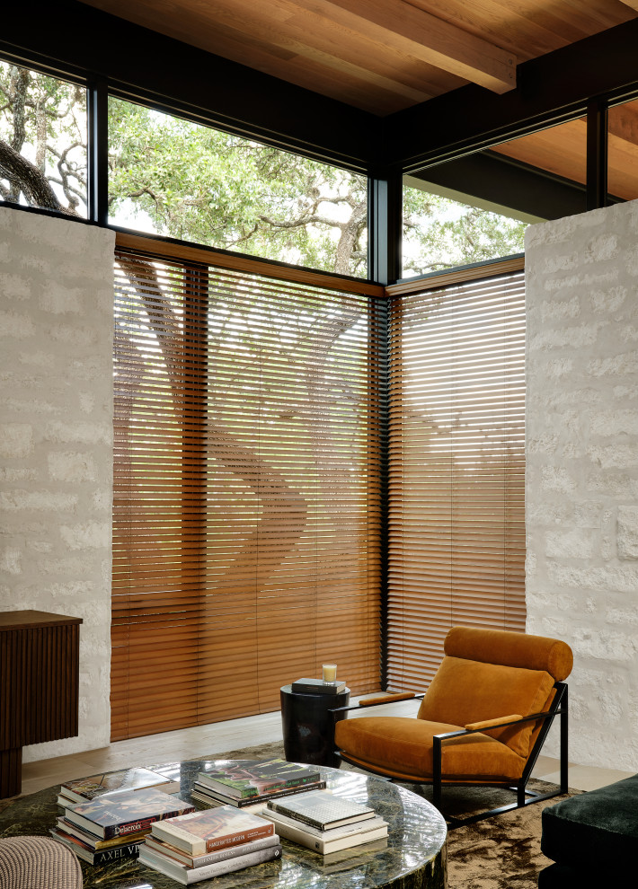 Esempio di un grande soggiorno minimalista aperto con pareti bianche, parquet chiaro, pavimento beige e travi a vista