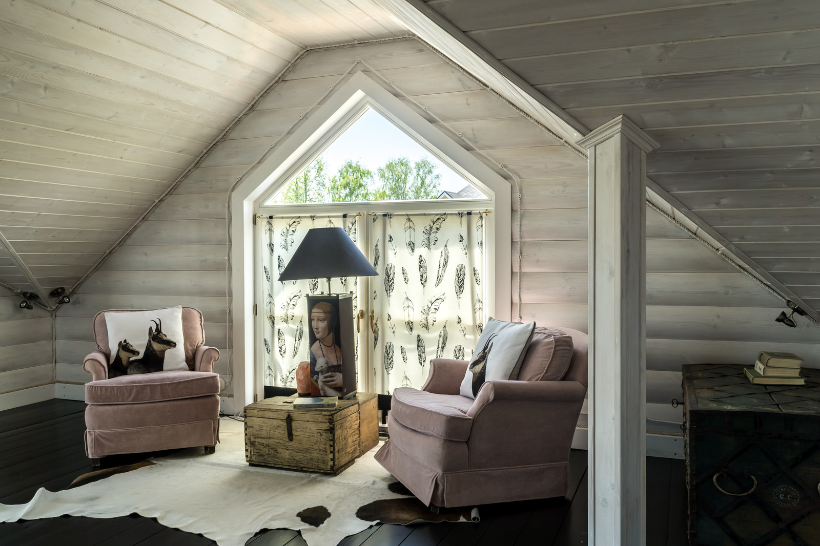 Черно-белая баня с яркими акцентами