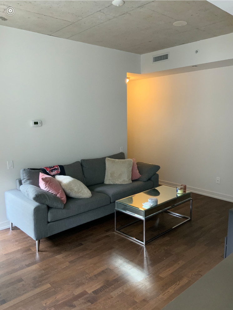 Kleines, Offenes Shabby-Look Wohnzimmer mit Tapetenwänden in Toronto