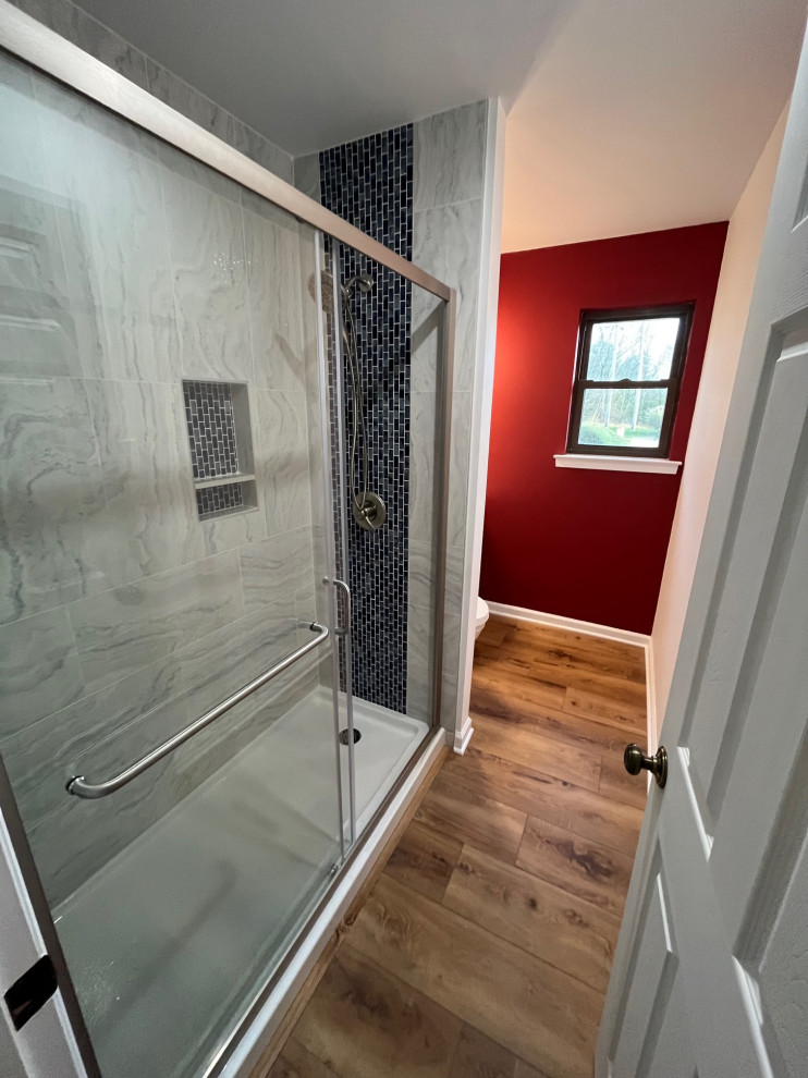 Inspiration för små moderna vitt en-suite badrum, med skåp i shakerstil, blå skåp, en dusch i en alkov, en bidé, flerfärgad kakel, porslinskakel, röda väggar, bambugolv, ett integrerad handfat, bänkskiva i akrylsten och dusch med skjutdörr