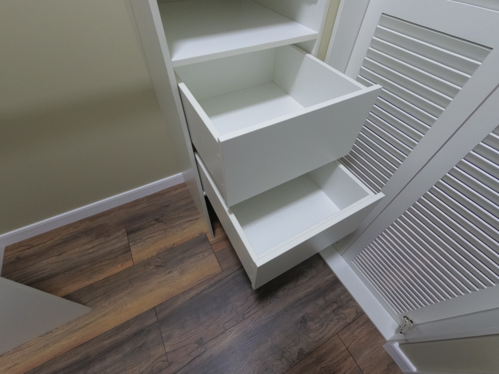 Двери-жалюзи в гардеробной