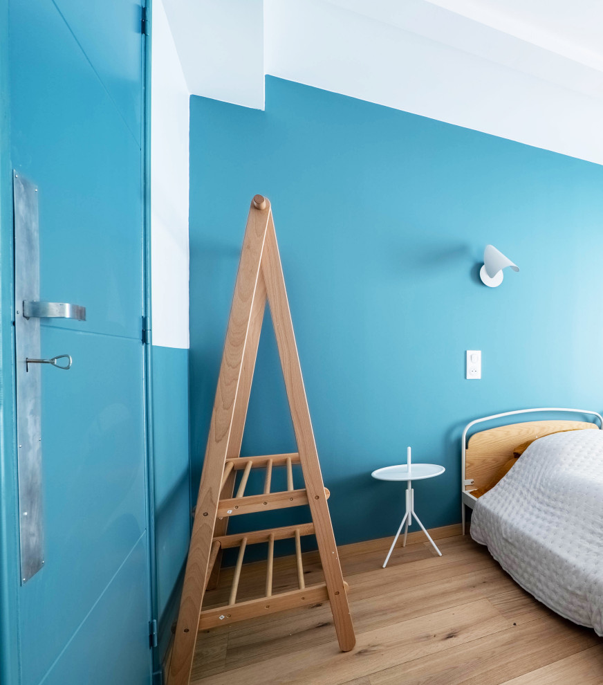 Пример оригинального дизайна: нейтральная детская среднего размера в современном стиле с спальным местом, синими стенами и светлым паркетным полом для подростка