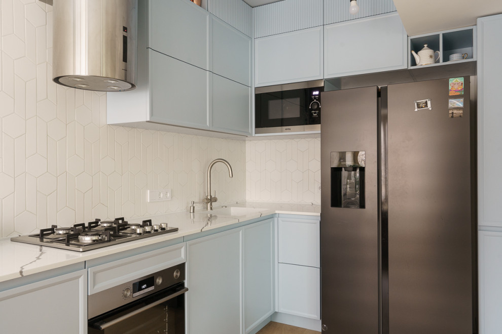 Голубая кухня, жалюзийный шкаф, полки и мебель в ванную с натуральным шпоном дуб