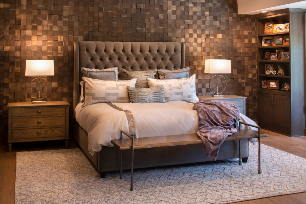 На фото: большая хозяйская спальня в стиле рустика с серыми стенами, паркетным полом среднего тона, стандартным камином, фасадом камина из металла, коричневым полом, сводчатым потолком и деревянными стенами с