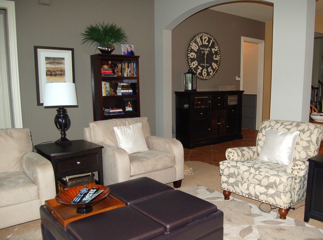 A Transitional Family Room klassisch-wohnbereich