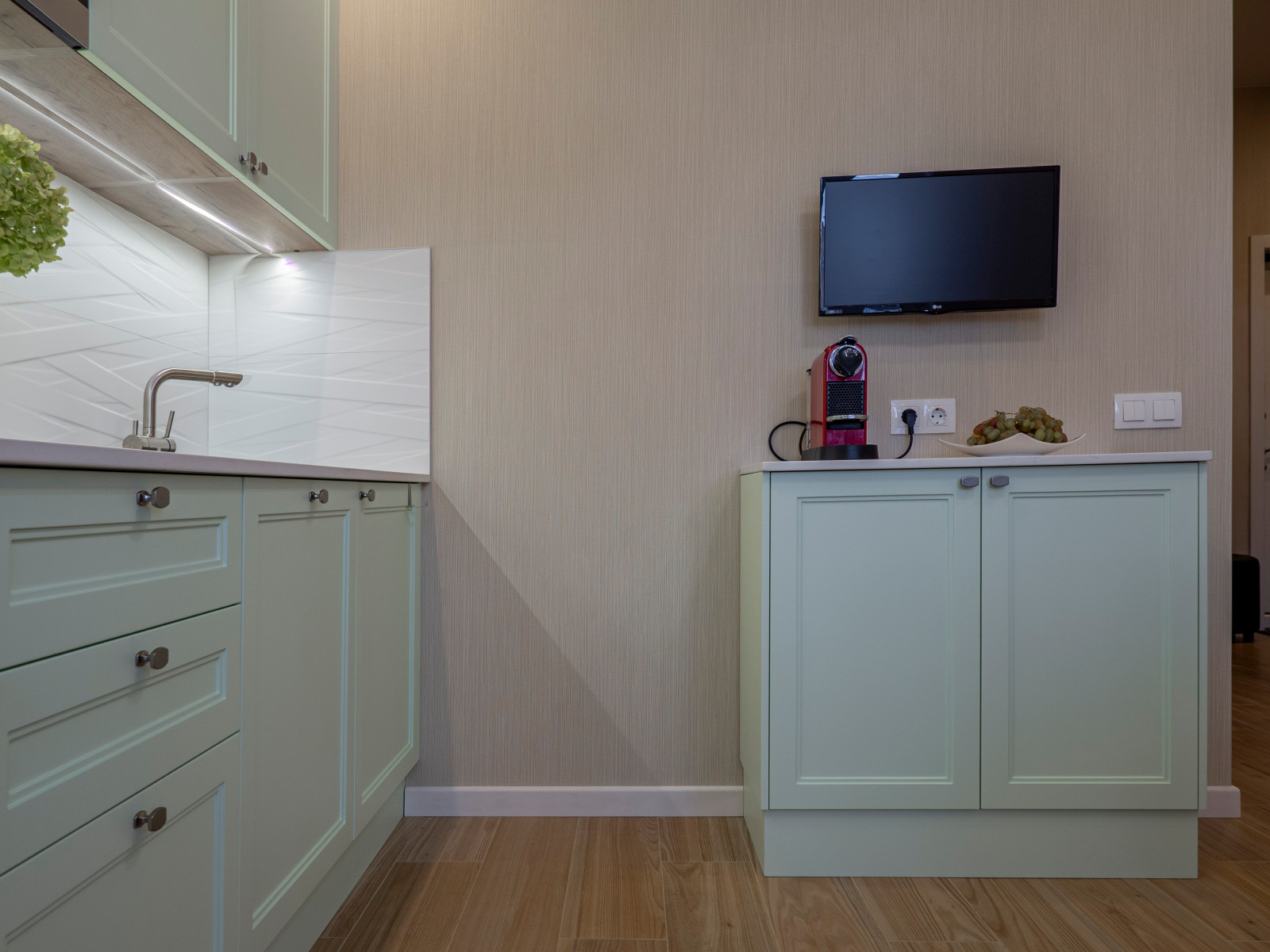 Нежная светло-мятная кухня в стиле неоклассика