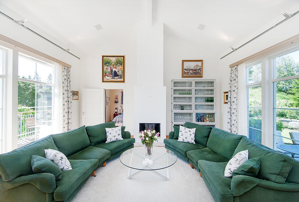 Idéer för ett stort klassiskt separat vardagsrum, med ett finrum, vita väggar, heltäckningsmatta, en standard öppen spis, en spiselkrans i gips och vitt golv