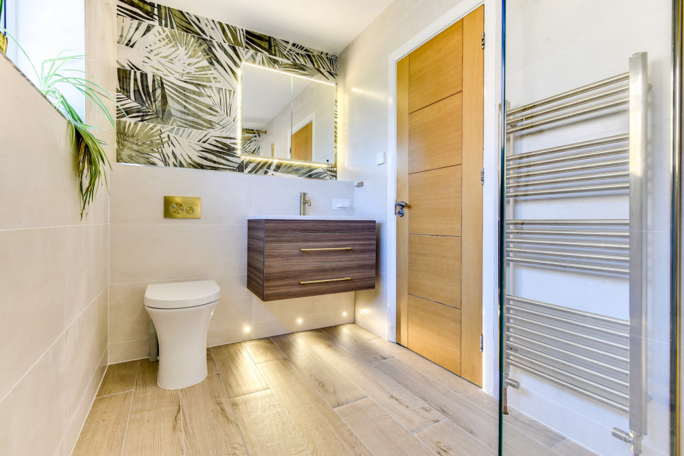 Idéer för mellanstora tropiska beige en-suite badrum, med släta luckor, skåp i mellenmörkt trä, en öppen dusch, en toalettstol med separat cisternkåpa, beige kakel, keramikplattor, beige väggar, ett nedsänkt handfat, kaklad bänkskiva och brunt golv