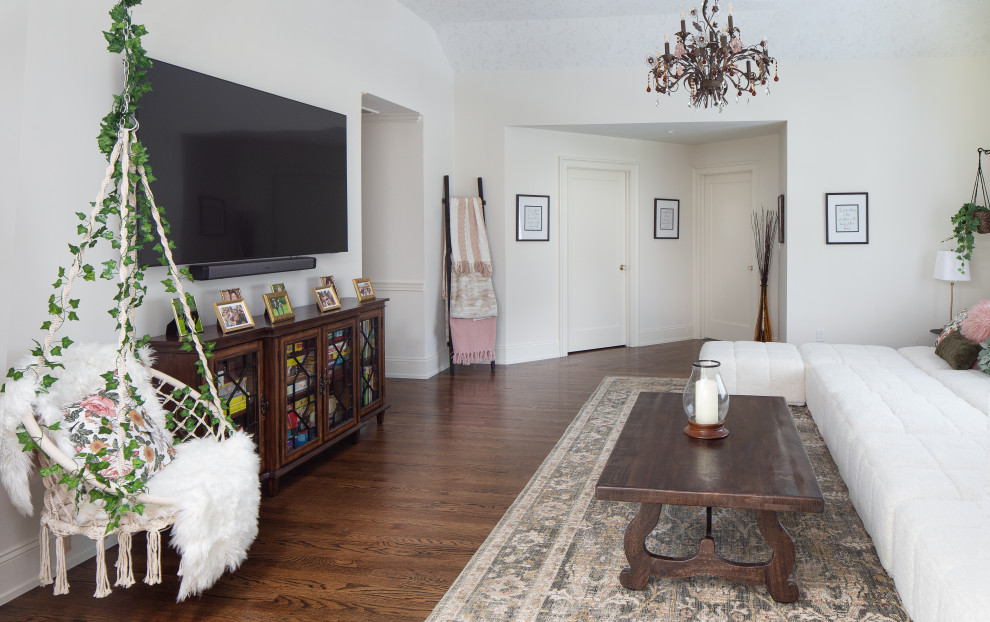 Großes Klassisches Wohnzimmer mit weißer Wandfarbe, braunem Holzboden, TV-Wand, braunem Boden und Tapetendecke in New York