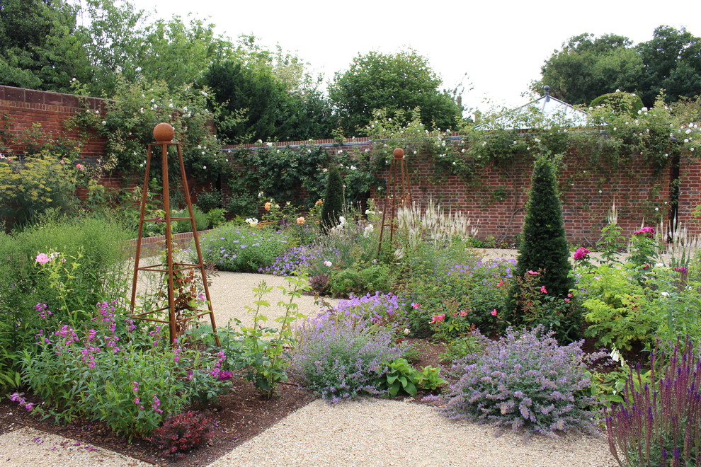 Design ideas for a traditional garden in London.