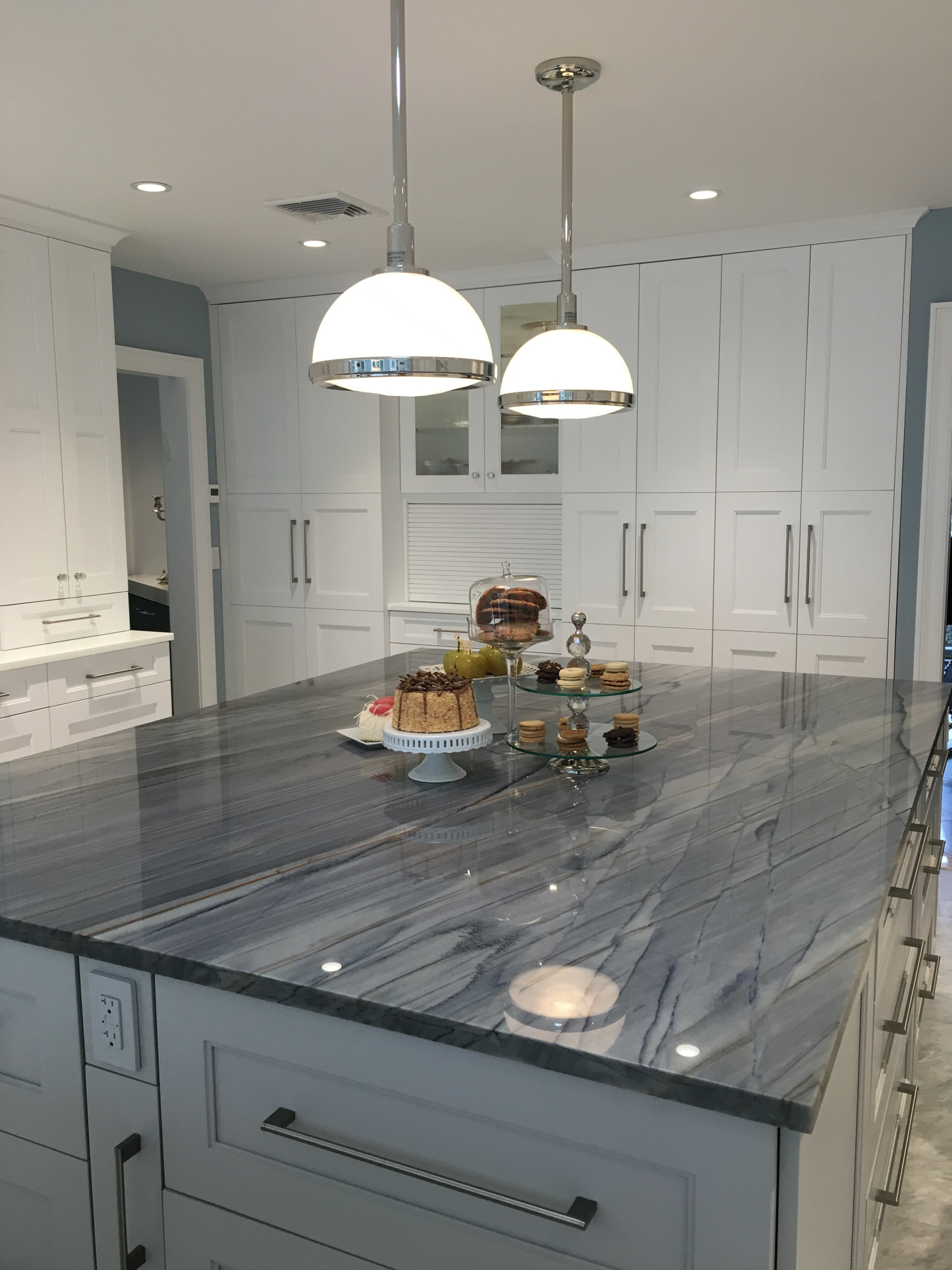 Example of a huge trendy u-shaped ceramic tile eat-in kitchen design in New York with a single-bowl sink, shaker cabinets, white cabinets, quartzite countertops, gray backsplash, glass sheet backsplas