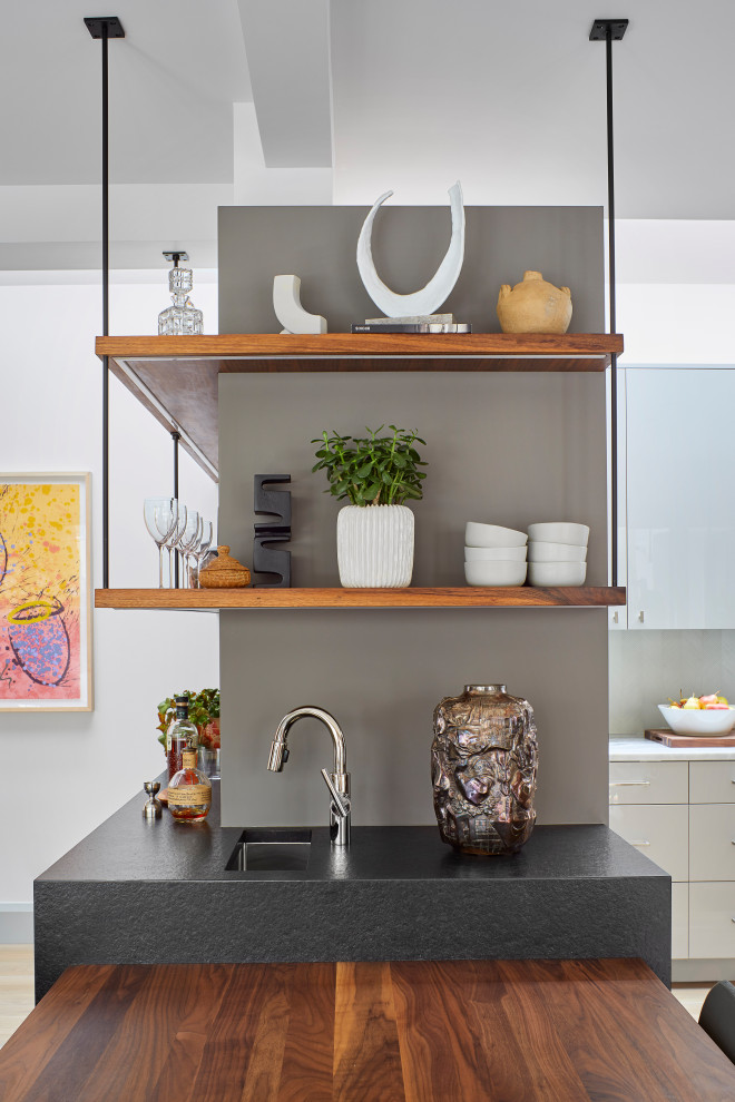 Immagine di una cucina design di medie dimensioni con lavello a vasca singola, ante lisce, ante grigie, top in quarzite, paraspruzzi con piastrelle a mosaico, elettrodomestici da incasso, pavimento in legno massello medio e top bianco