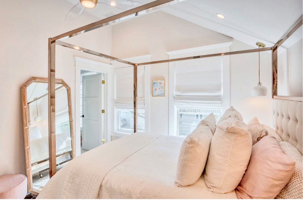 Exemple d'une chambre d'amis beige et blanche bord de mer de taille moyenne avec un mur blanc, parquet clair, un sol marron et un plafond voûté.
