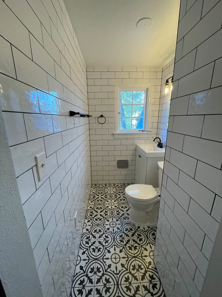 Inredning av ett modernt litet vit vitt en-suite badrum, med skåp i shakerstil, vita skåp, en dusch i en alkov, vit kakel, tunnelbanekakel, klinkergolv i keramik, bänkskiva i kvarts, vitt golv och dusch med gångjärnsdörr