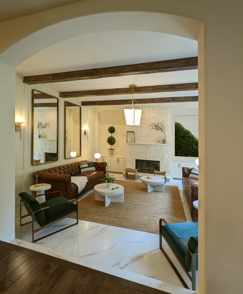 Идея дизайна: гостиная комната в современном стиле с полом из керамогранита, стандартным камином, фасадом камина из камня, белым полом, балками на потолке и панелями на части стены