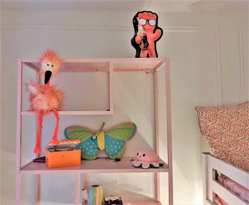 Идея дизайна: детская среднего размера в стиле фьюжн с спальным местом, розовыми стенами, светлым паркетным полом, розовым полом и обоями на стенах для ребенка от 4 до 10 лет, девочки