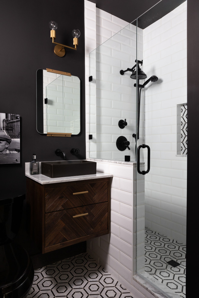 Foto på ett mellanstort vintage en-suite badrum, med skåp i slitet trä, en toalettstol med hel cisternkåpa, svart kakel, vita väggar, marmorgolv, ett fristående handfat, marmorbänkskiva, grått golv och dusch med gångjärnsdörr
