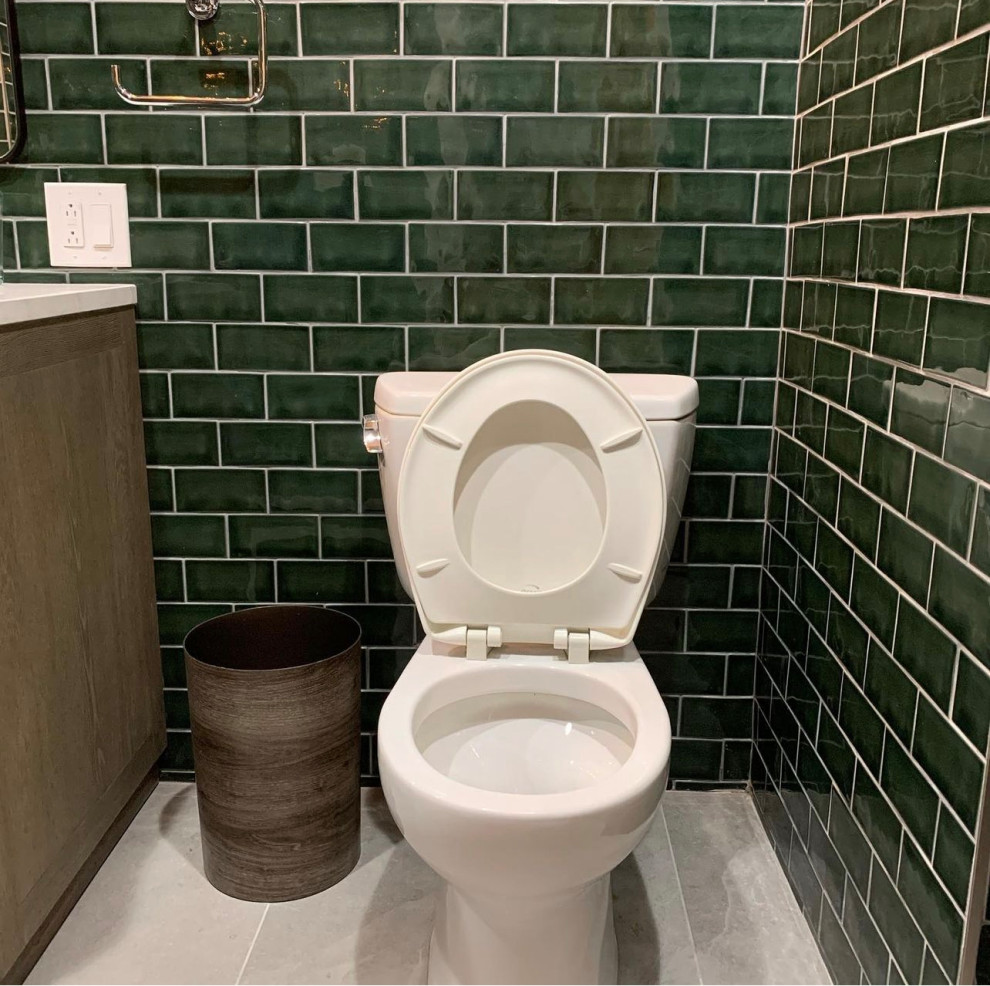 Inredning av ett modernt stort vit vitt en-suite badrum, med släta luckor, bruna skåp, ett badkar i en alkov, en toalettstol med separat cisternkåpa, grön kakel, tunnelbanekakel, gröna väggar, klinkergolv i porslin, ett väggmonterat handfat, marmorbänkskiva och grått golv