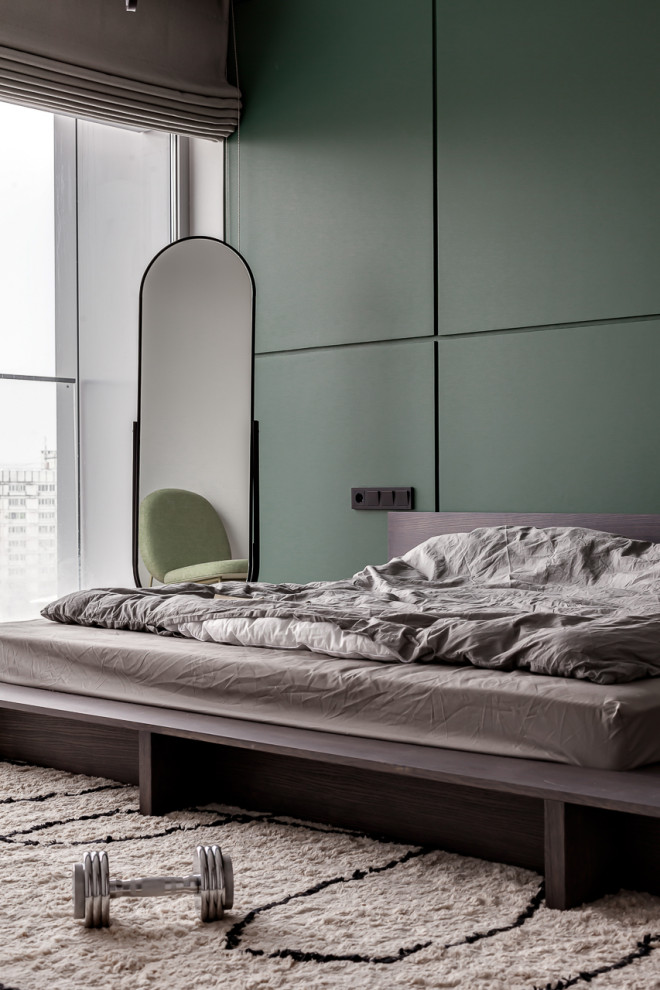 Diseño de dormitorio principal y blanco y madera contemporáneo de tamaño medio con paredes verdes, suelo de madera en tonos medios y suelo marrón