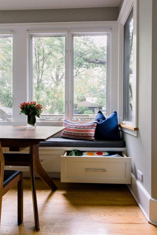 Example of a transitional home design design in Chicago
