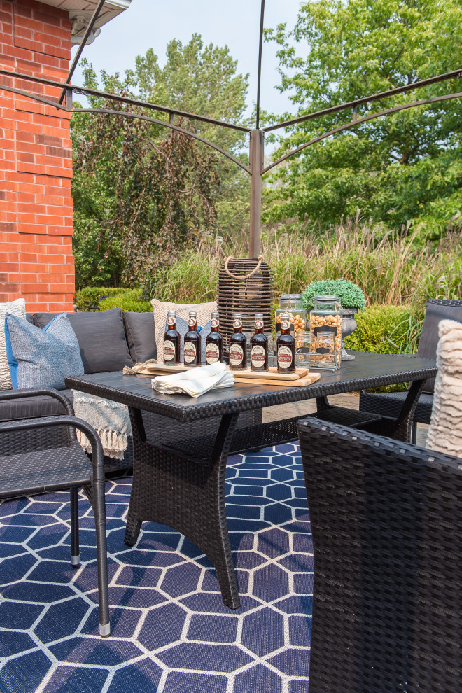 Inspiration for a transitional home design remodel in Toronto