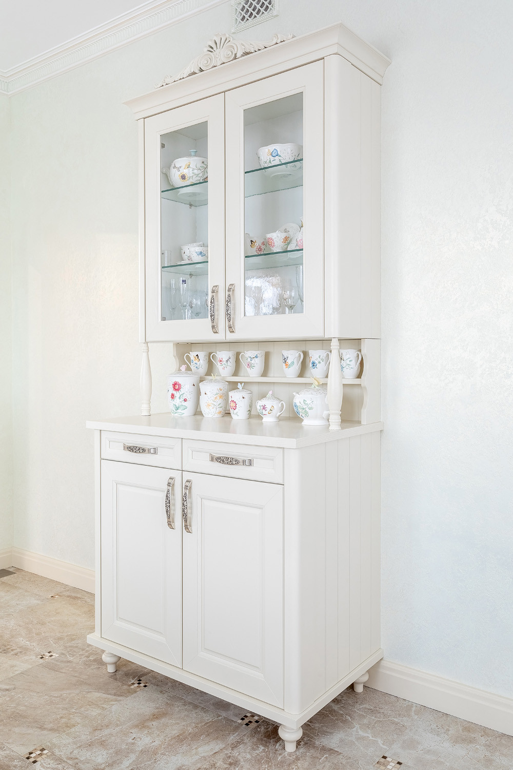 Светлая кухня с эркером